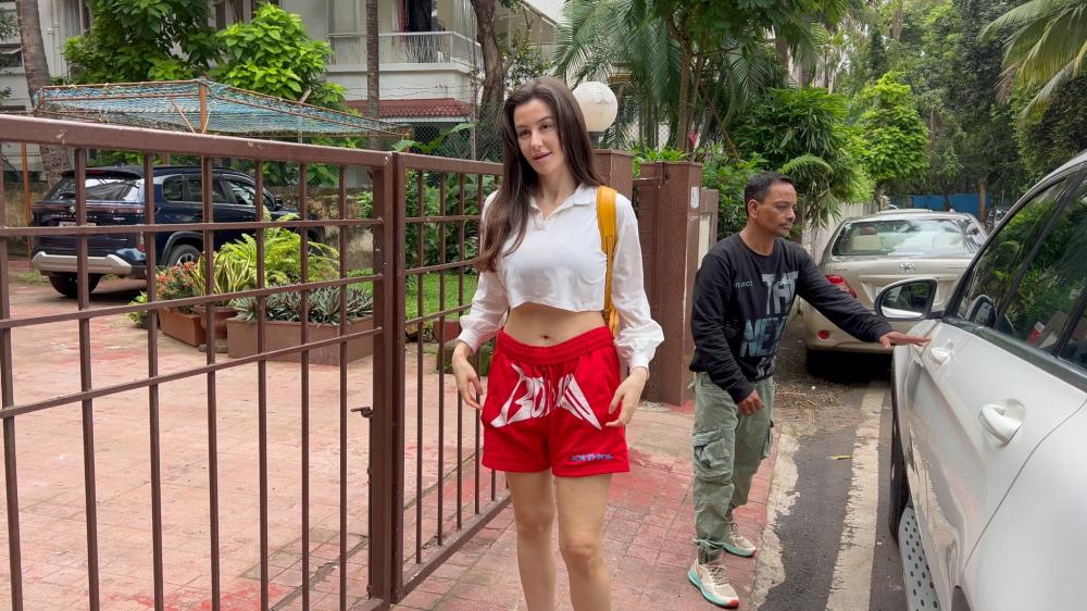 giorgia-andriani-was-spotted-in-bandra-looking-effortlessly-stylish-as-always